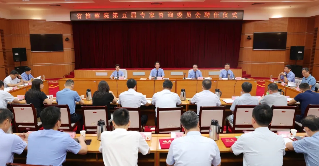 ����ʡ�z��Ժ�e�е���Ì�(zhu��n)����ԃ(x��n)ί�T��(hu��)ί�TƸ�΃xʽ�ߌ�(zhu��n)����ԃ(x��n)Փ�C��(hu��)